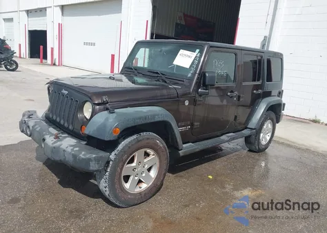 2013 Jeep Wrangler Unlimited Sport z USA, uszkodzony, nr VIN 1C4HJWDG8DL682012